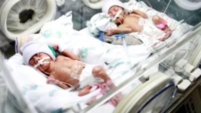 Las bebés necesitan pañales, leche y ropa. Los padres han tenido que pedir dinero prestado para comprar medicamentos.