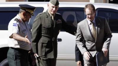 El jefe del Comando Sur de Estados Unidos, John Kelly, está en Honduras, acá junto al embajador Nealon.