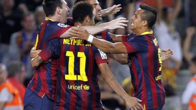 Lionel Messi, Neymar, Cesc Fábregas y Alexis Sánchez celebran el gol del triunfo contra el Sevilla.