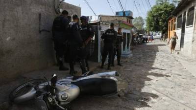 Una moto policial fue alcanzada por las balas.