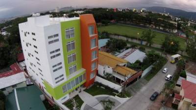 El hotel Latitud 15, en la colonia Moderna, ya empezó a recibir clientes. Hoy será inaugurado. Foto: Yoseph Amaya.