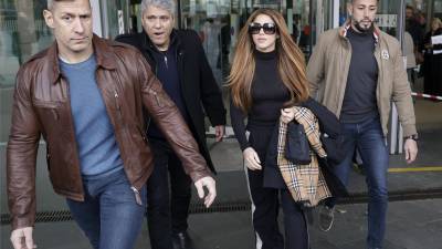 La cantante colombiana Shakira a su salida del Juzgado de primera instancia y familia número 18 de Barcelona tras firmar esta mañana el acuerdo sobre la custodia de sus hijos que pactó con el futbolista Gerard Piqué tras su reciente separación.