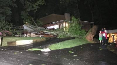 Varias casas resultaron dañadas en Maryland por la caída de varios árboles durante la tormenta./ Foto: Twitter Marina Marraco.