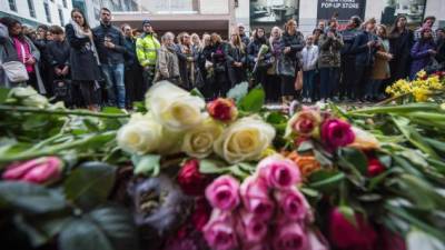 El lugar del ataque fue cubierto de arreglos florales en memoria de las cuatro víctimas mortales.