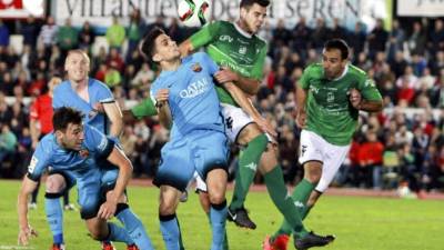 El defensa del Barcelona, Marc Bartra, disputa el balón ante el jugador del Villanovense, Elias. Foto EFE