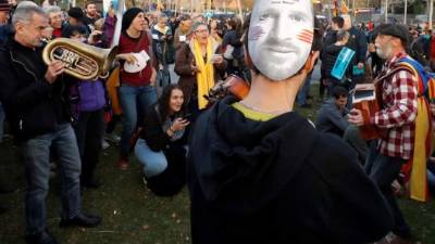 Asistentes a la concentración de 'Tsunami Democràtic' en los aledaños del Camp Nou antes del partido aplazado de LaLiga que disputan este miércoles Barcelona y Real Madrid . EFE/Andreu Dalmau