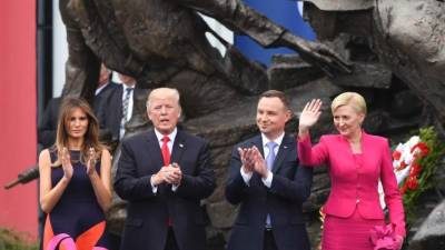 Donald y Melania Trump junto al presidente polaco, Andrzej Duda y su esposa Agata Kornhauser-Duda, en Varsovia. AFP.
