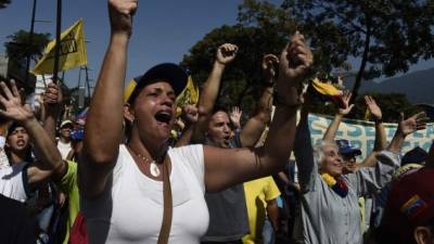 Manifestantes salieron a las calles este sábado, unos en apoyo y otros contra Maduro. Foto: AFP