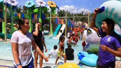 Sampedranos disfrutaron para sofocar las altas temperaturas. Foto: Amílcar Izaguirre