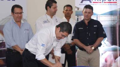 La firma del acuerdo se efectuó en la Asociación de Ganaderos y Agricultores Sula (Agas). foto: Neptaly romero