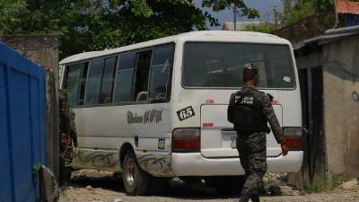 Con dinero de lo que ganan, los motoristas han pagado para que los dejen trabajar.