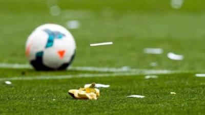 Un plátano tirado desde la grada de Cornellà-El Prat en dirección a Neymar.