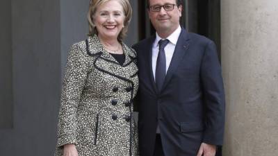 Hillary Clinton se reunió ayer con el presidente francés Francois Hollande.