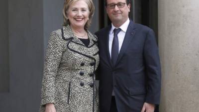 Hillary Clinton se reunió ayer con el presidente francés Francois Hollande.