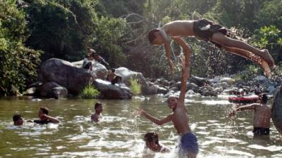 Jóvenes y adultos disfrutando del balneario de Armenta en San Pedro Sula.