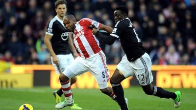 Wilson Palacios luchando por el balón con Victor Wanyama del Southampton.