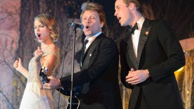 El príncipe William interpretó el éxito ‘Livin On A Prayer’ junto a los dos famosos cantantes.