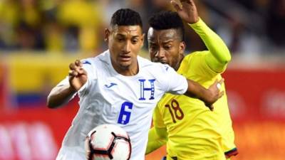Honduras' Bryan Acosta (L) and Ecuador's Jefferson Orejuela fight for the ball during the international friendly football match between Honduras and Ecuador at Red Bull Arena in Harrison, New Jersey, on March 26, 2019. (Photo by Johannes EISELE / AFP)