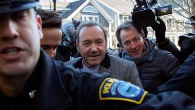 El actor estadounidense Kevin Spacey es escoltado por la policía a su llegada al tribunal de Nantucket, Estados Unidos, el 6 de enero de 2018. EFE/ Cj Gunther/Archivo