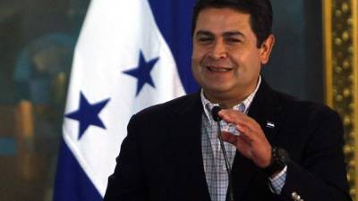 Hernández viajó en un vuelo comercial hacia Roma, acompañado de su esposa, Ana García, y los titulares del Congreso Nacional, Mauricio Oliva, y del Poder Judicial, Jorge Rivera, indicó un portavoz de la Casa Presidencial.