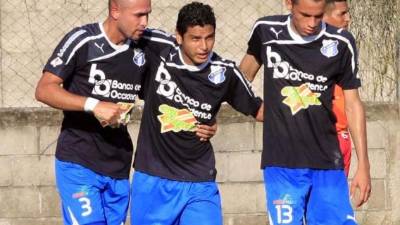 Luis Lobo celebra uno de sus goles junto a Jorge Zaldívar y Ángel Tejeda.
