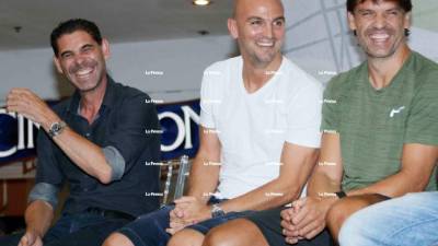 De izquierda a derecha: Fernando Hierro, Esteban Cambiasso y Fernando Morientes, los ex jugadores vivieron un momento ameno en el Mall Multiplaza. Foto Moisés Valenzuela y Edwin Romero.