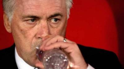 Carlo Ancelotti toma agua durante el partido en Almería.