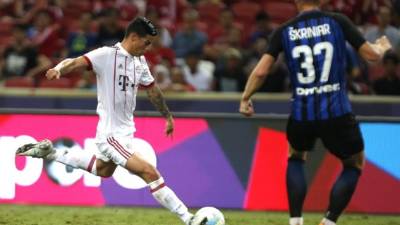 El centrocampista colombiano del Bayern de Múnich James Rodríguez (i) controla un balón ante el defensa eslovaco del Inter de Milán, Milan Skriniar (d), durante un encuentro perteneciente a la International Champions Cup (ICC) disputado en el National Stadium de Singapur.