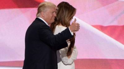 El candidato presidencial salió al paso tras las críticas a su esposa por supuestamente plagiar partes de discurso de Trump.