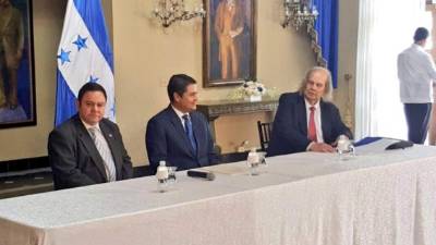 John Biehl entregó esta mañana el informe sobre los diálogos que sostuvo con diferenres sectores.