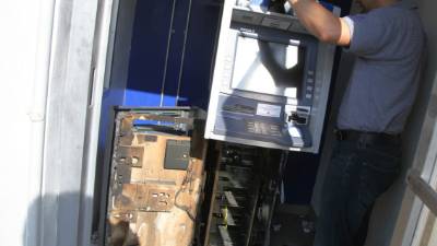 En la inspección agentes encontraron guantes plásticos y tenazas.