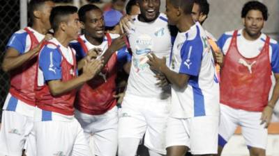 Los jugadores del Honduras Progreso celebrando una anotación contra el Lepaera.