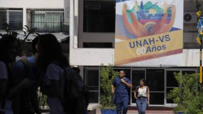 Jóvenes universitarios en la Unah.