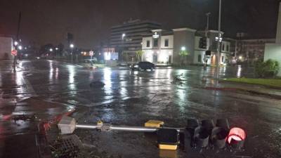 DA108. Corpus Christi (United States), 26/08/2017.- A traffic signal felled by the high winds of Hurricane Harvey lies on a street in Corpus Christi, Texas, USA, 26 August 2017. Hurricane Harvey made landfall on the south coast of Texas as a major hurricane category 4. The last time a major hurricane of this size to hit the United States was in 2005. (Estados Unidos) EFE/EPA/DARREN ABATE