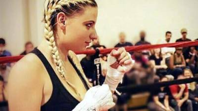 Brye Ann Russillo tiene unos senos tan grandes que le hacen pesar hasta 10 libras por encima de su categoría.