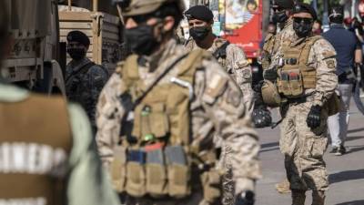 Los soldados chilenos usan mascarillas como medida de precaución contra la propagación del nuevo coronavirus en Santiago. Foto: AFP/Referencial
