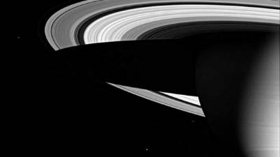 Imagen cedida por la NASA en junio de 2005 en la que se registraron tres de las 18 lunas heladas que orbitan alrededor de Saturno. (De i a d) Jano (a 181 kilómetros) Encélado (a 505 kilómetros) y Epimeteo (a 116 kilómetros). EFE/ NASA/Archivo