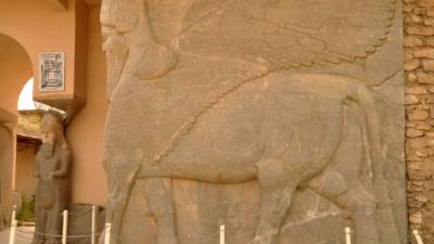 Las piezas más valiosas halladas en Nimrud están desde hace tiempo en museos de Mosul, Bagdad y París, pero las estatuas gigantes llamadas 'lamassu', que representan toros alados con cabezas humanas, siguen en el lugar.