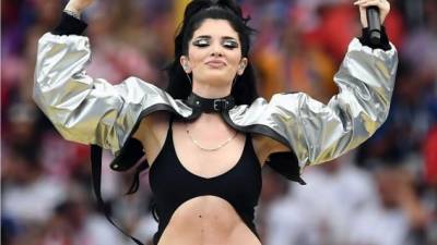 La bellísima cantante albanokosovar Era Istrefi cantó en la ceremonia de clausura del Mundial de Rusia 2018 antes de la final entre Francia y Croacia. Foto AFP