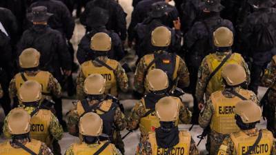 El Ejército y la policía salvadoreña realizan operativos para frenar la nueva ola de violencia en El Salvador.