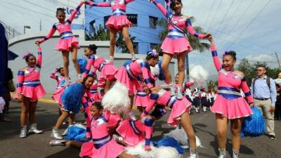 Los atractivos pelotones de estudiantes, bandas de guerra, palillonas y pomponeras.