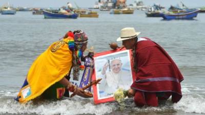 Los chamanes de Los Andes realizaron conjuros y rituales para dar la bienvenida al Papa a Perú.// AFP.