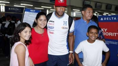 'Muma' Bernánrdez posa con estos aficionados en el aeropuerto sampedrano.