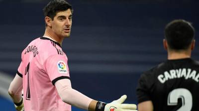 Pese a encajar cuatro goles, Courtois fue de los pocos jugadores rescatables del Real Madrid ante Barcelona. Foto AFP.
