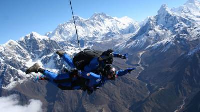 Primer discapacitado en haber saltado en paracaídas sobre el Everest.