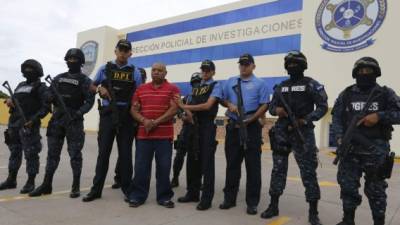 sposado de manos y calzando sandalias, así fue presentado por la DPI y los Tigres, José Raúl Amaya, señalado como miembro del cartel de los Valle.