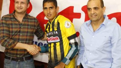 Claros fue presentado por los dos presidentes del Real España. Foto Delmer Martínez.