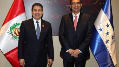 En la imagen el presidente Juan Orlando Hernández junto a su homólogo de Perú, Martín Vizacarra.