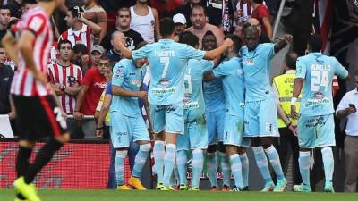 Jhon Córdoba celebra con sus compañeros del Granada.