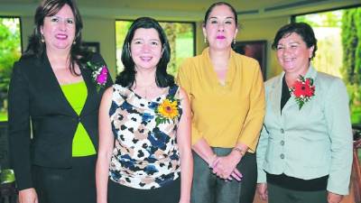 Miriam de Crespo, Miriam Lizeth de Ayala, Yolanda Batrez y Edith de Flores.